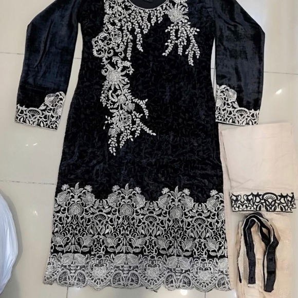 Shalwar Kameez - Picture 1 of 3